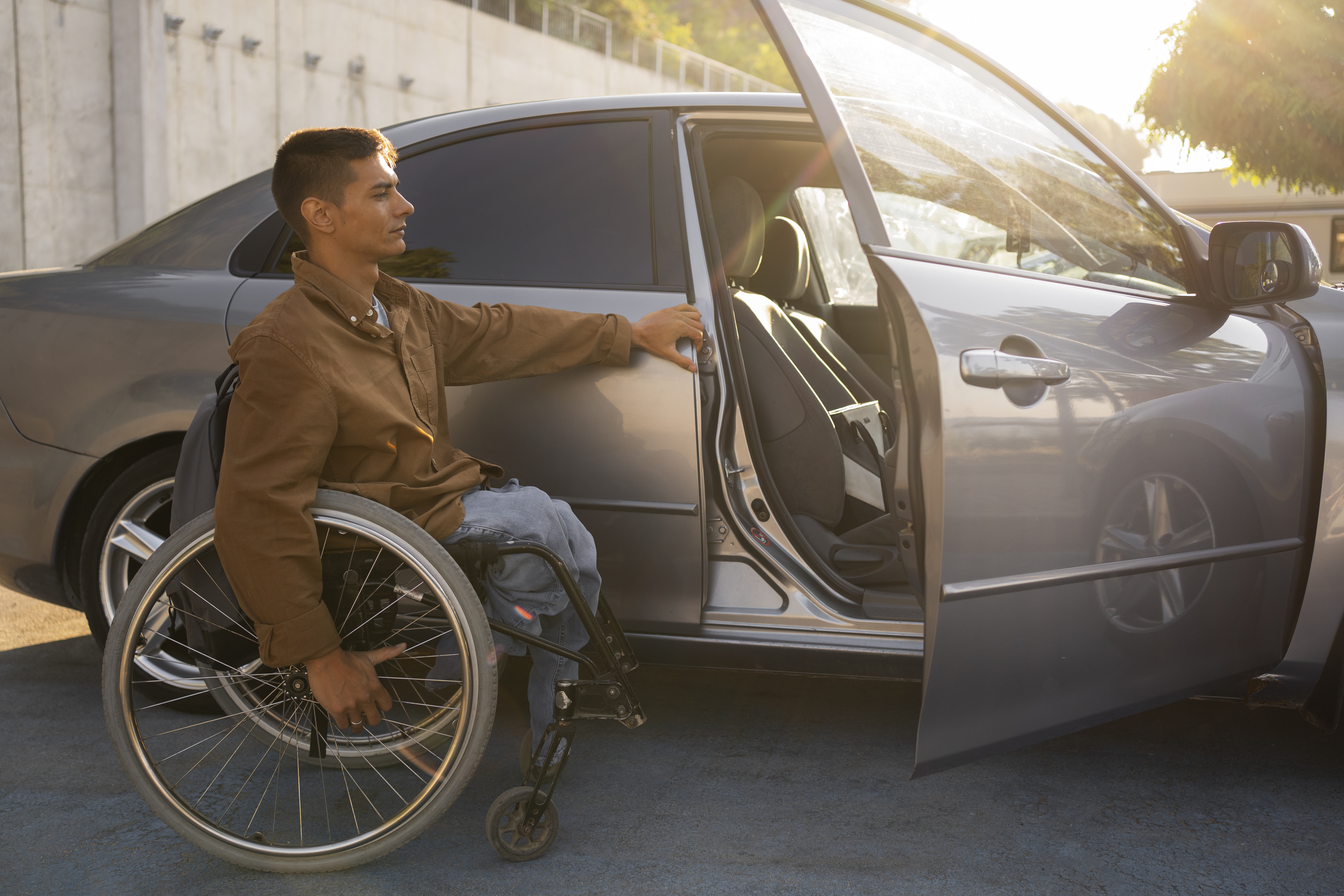 homme-plein-coup-fauteuil-roulant-pres-voiture.jpg