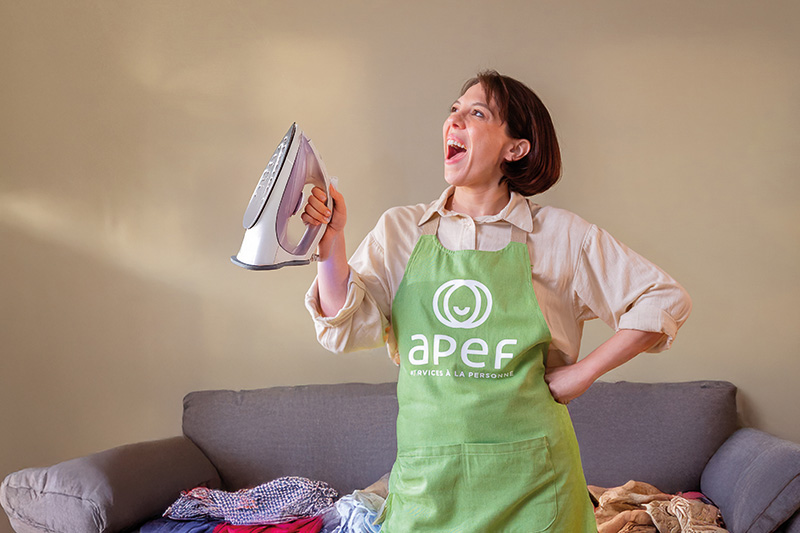 Femme de ménage réalisant une intervention